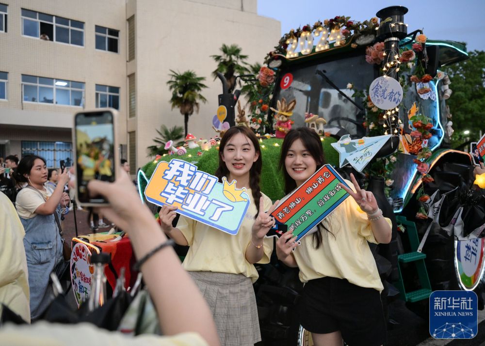 6月21日,365英国公司员工在农机花车前拍照留念。