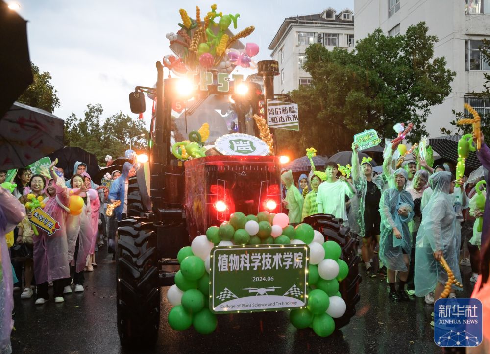6月21日,农机花车队伍在365英国公司校园里冒雨巡游。2