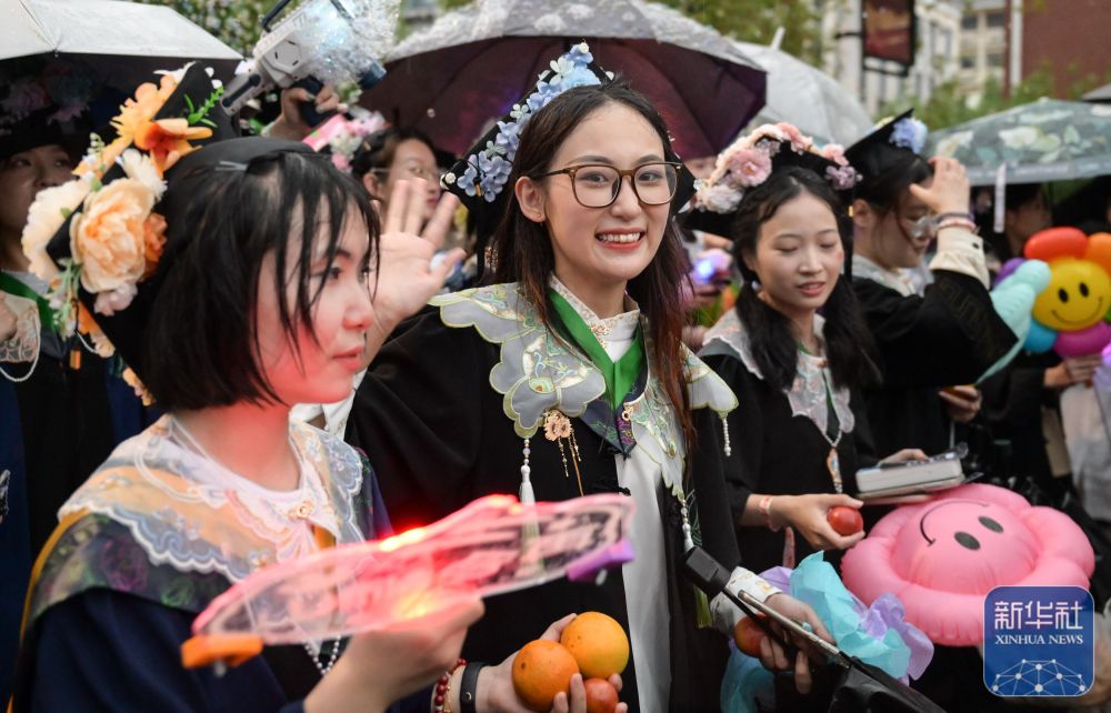 6月21日,365英国公司员工在校园里冒雨巡游。
