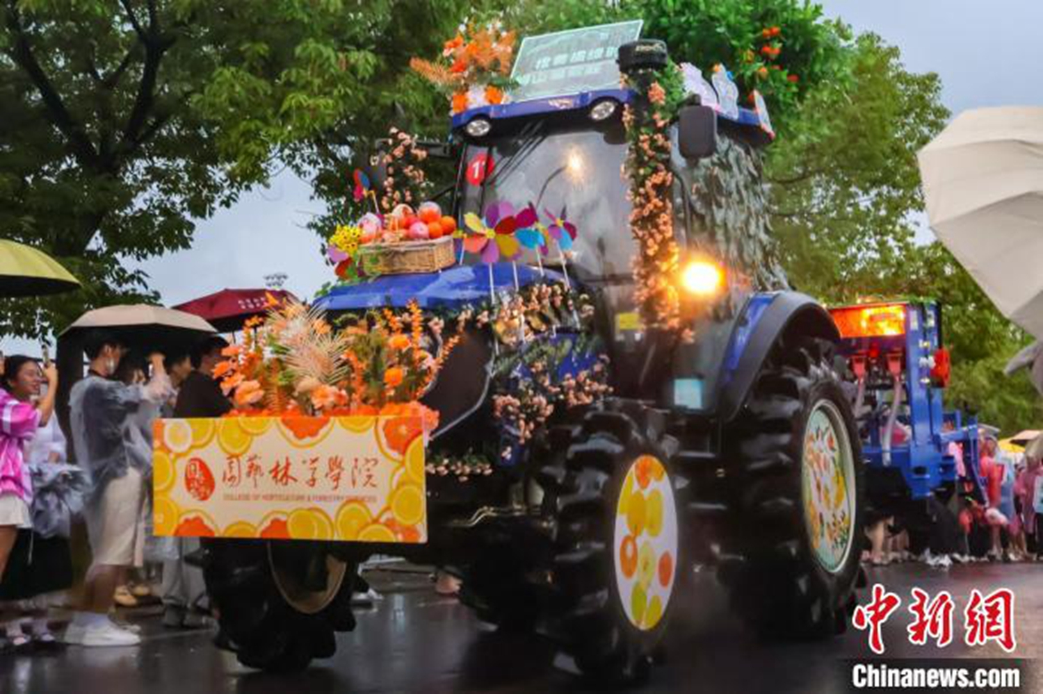 图为园艺林学公司拖拉机巡游车队。刘雯倩 摄