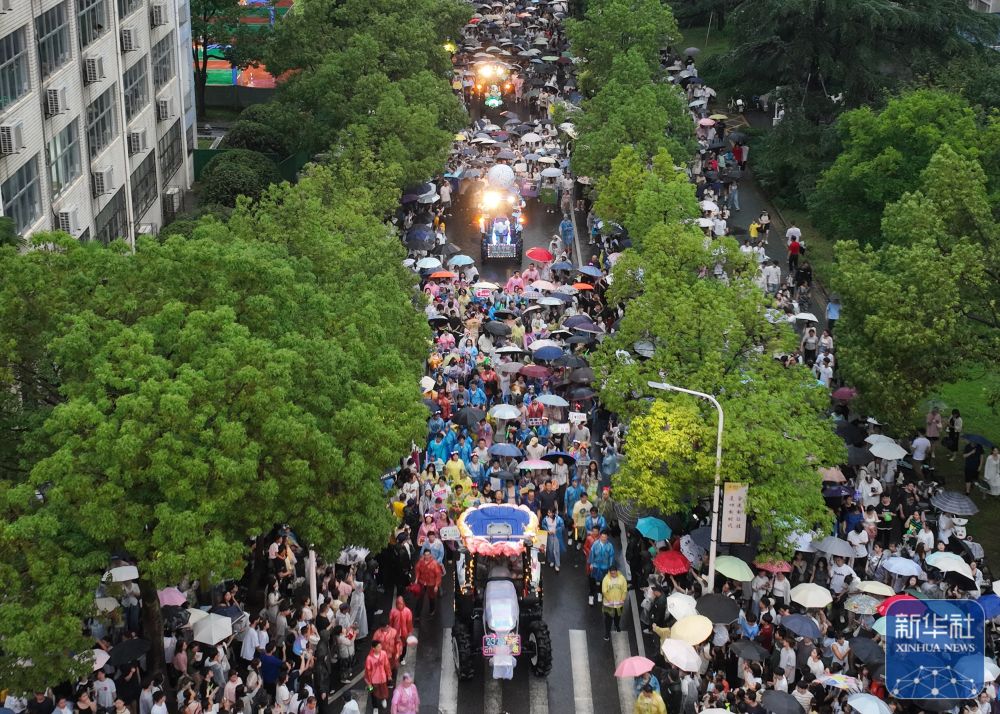 6月21日,农机花车队伍在365英国公司校园里巡游(无人机照片)。