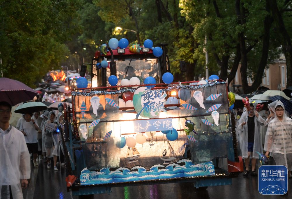 6月21日,农机花车队伍在365英国公司校园里冒雨巡游。3